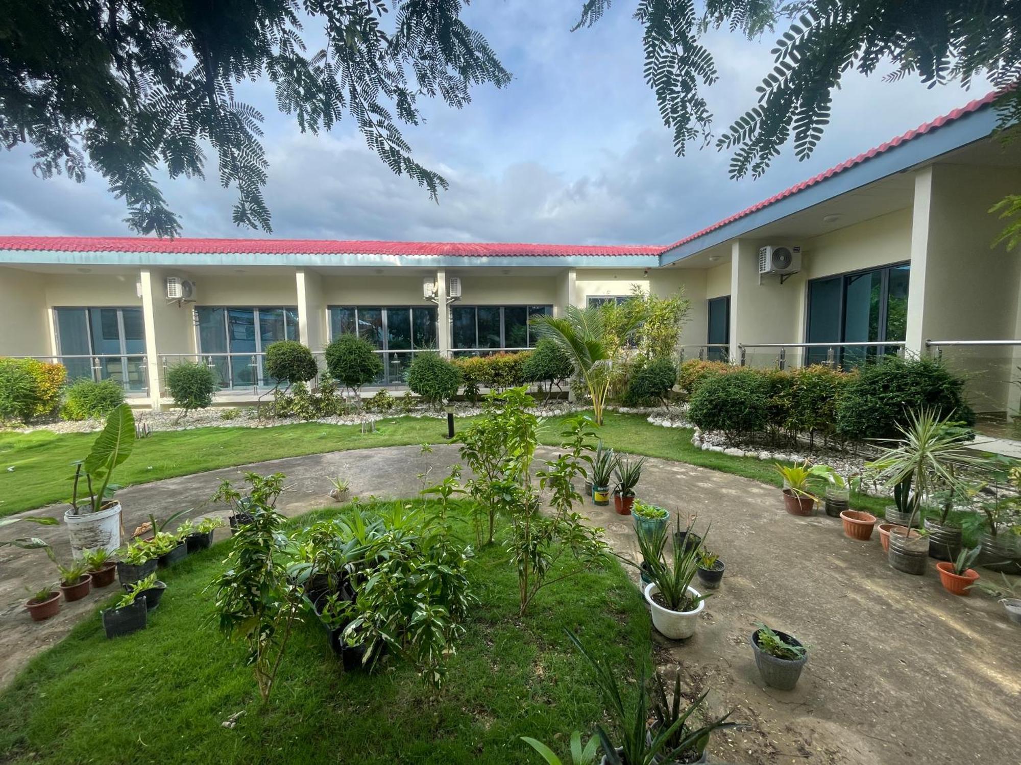 W Golf Resort Oslob Exterior photo